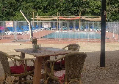 terras met wembad camping parc de la brenne