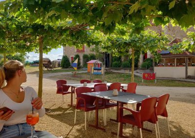 terras en speeltoestellen camping parc de la brenne