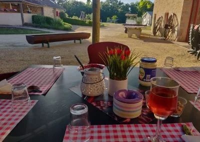 terras en speeltoestellen camping parc de la brenne