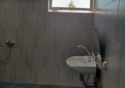 toilet met lift en inklapbare spiegel